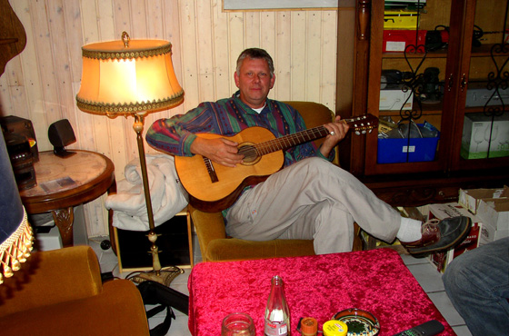 P9175886-Gerhard mit Gitarre B560 P9175886-Gerhard mit Gitarre B560