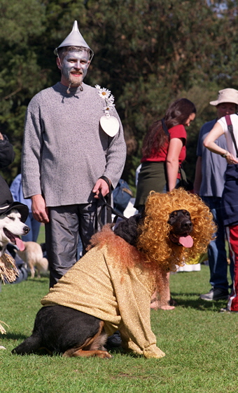 TINMAN_and_the_cowardly_lion_at_2002_Pet_Pride_Day,_SF-H560